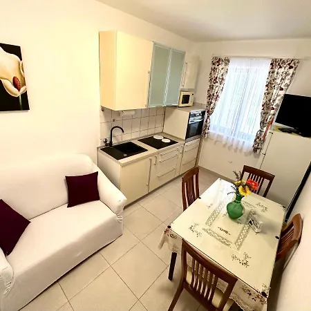 With Terrace And Private Parking Appartement Slano
